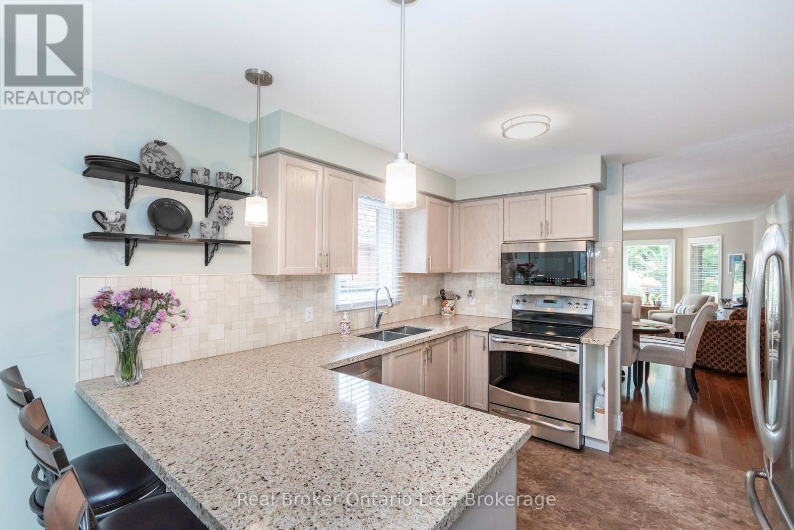 15 Neelands Street, Barrie, Ontario  L4N 7A1 - Photo 7 - S13830252