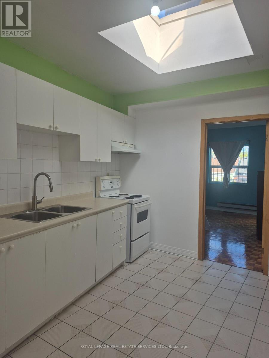 1584 Dundas Street W, Toronto, Ontario  M6K 1T8 - Photo 4 - C13830308