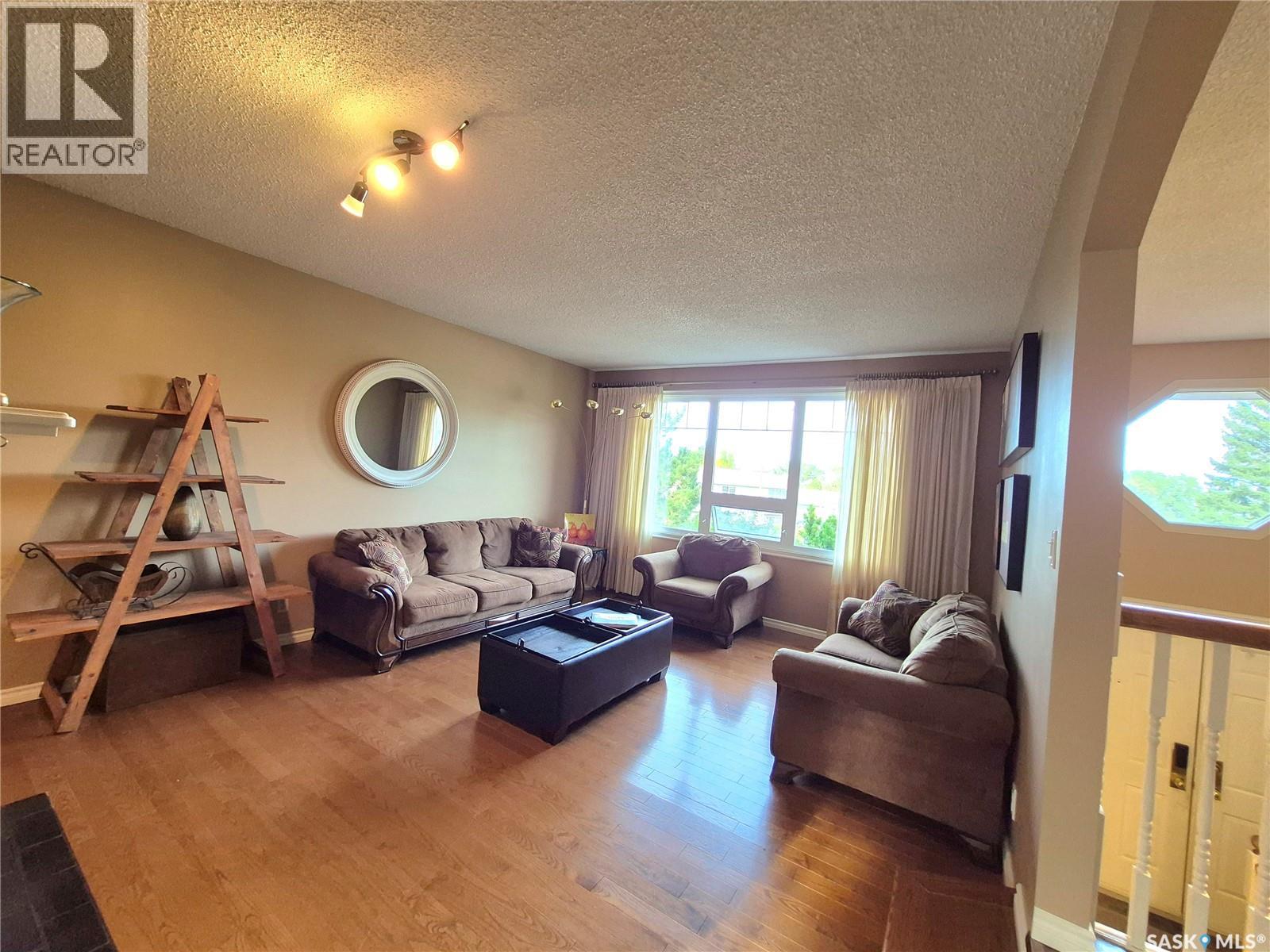 280 Hayes Drive, Swift Current, Saskatchewan  S9H 4H1 - Photo 3 - SK049197