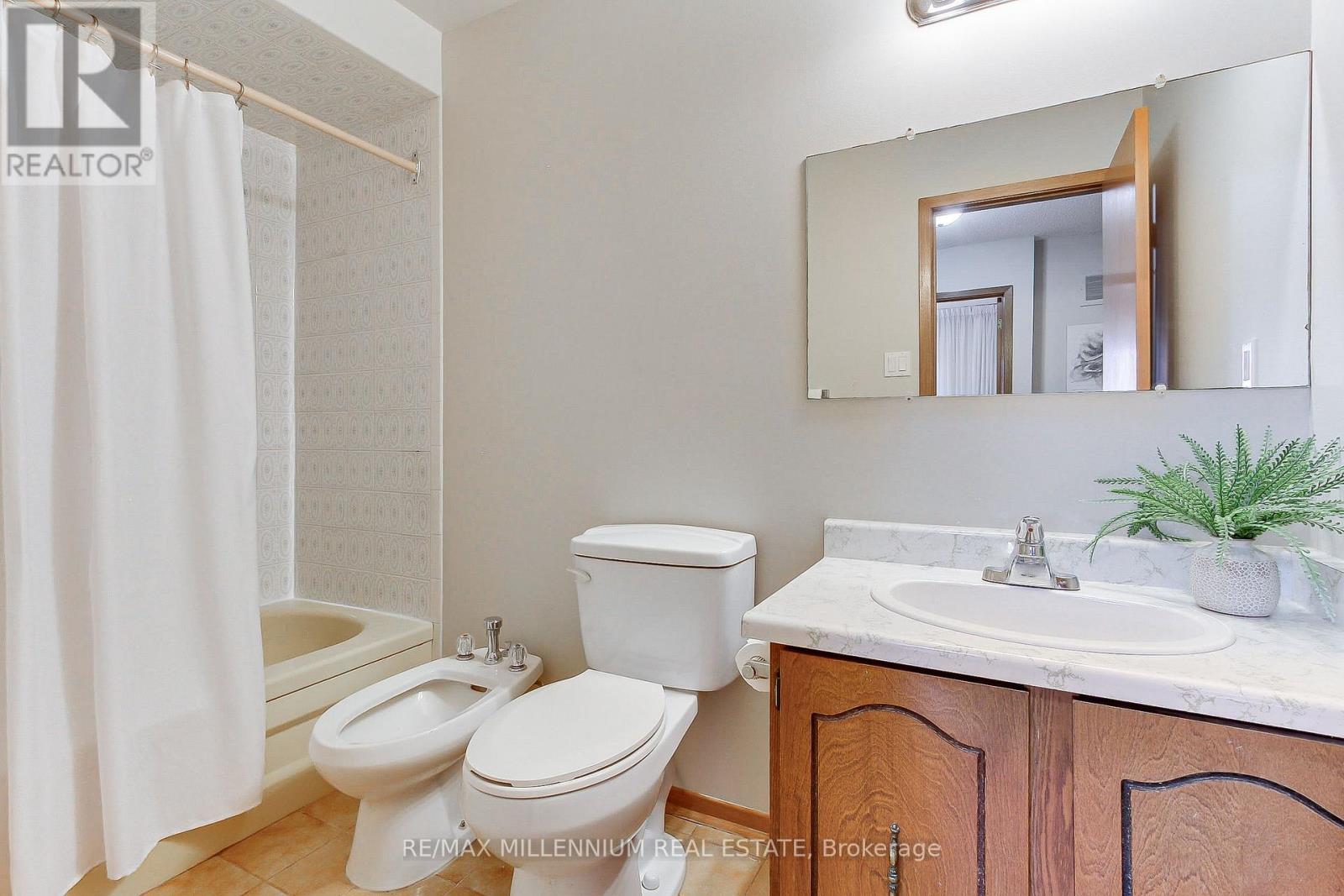 7431 Sigsbee Drive, Mississauga, Ontario  L4T 3S5 - Photo 20 - W13830426