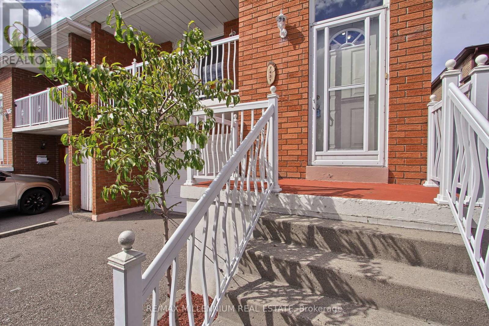 7431 Sigsbee Drive, Mississauga, Ontario  L4T 3S5 - Photo 3 - W13830426