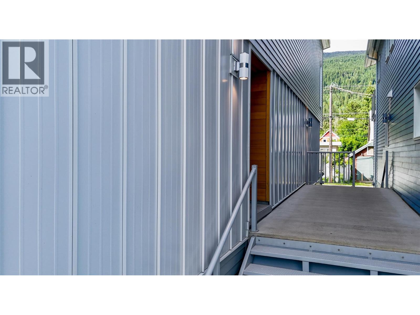 410 Fourth Street W, Revelstoke, British Columbia  V0E 2S0 - Photo 4 - 10390521