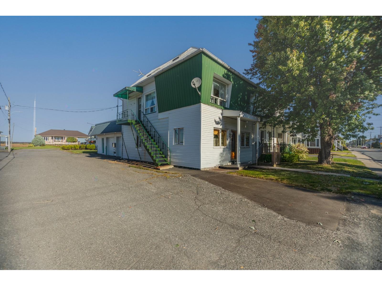 127-131 Rue Principale Saint-Guillaume Quebec Canada J0C1L0 2