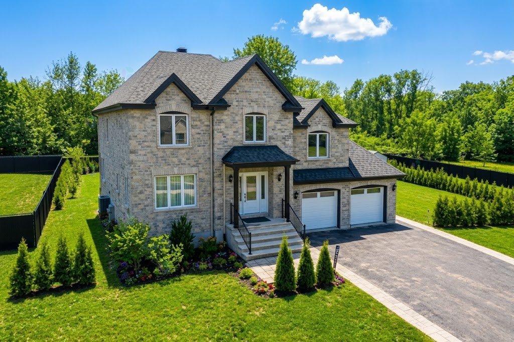 105 Rue Besner Vaudreuil-sur-le-Lac Quebec Canada J7V8P3 2