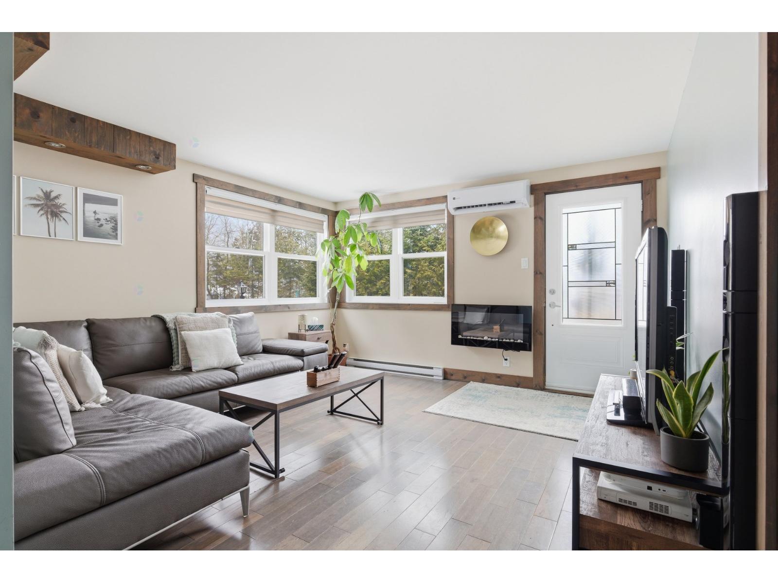 4376 Av. Ted Rawdon Quebec Canada J0K1S0 3