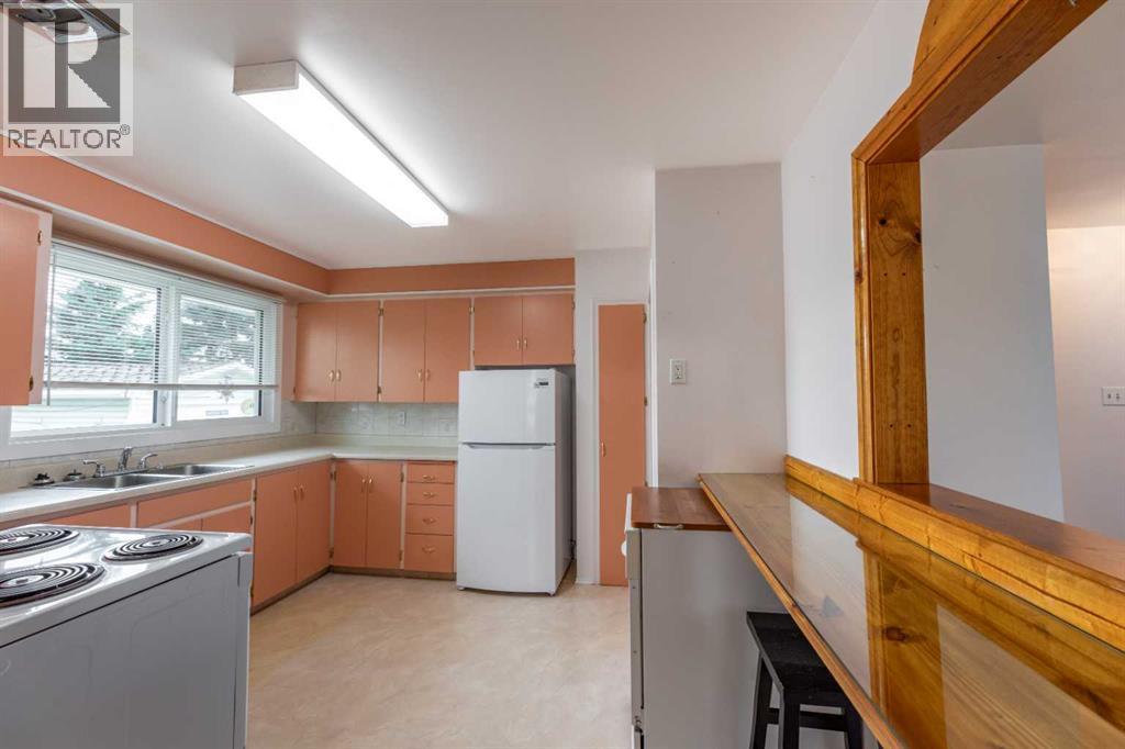 104 Fraser Street, Hinton, Alberta  T7V 1B7 - Photo 2 - A2348190