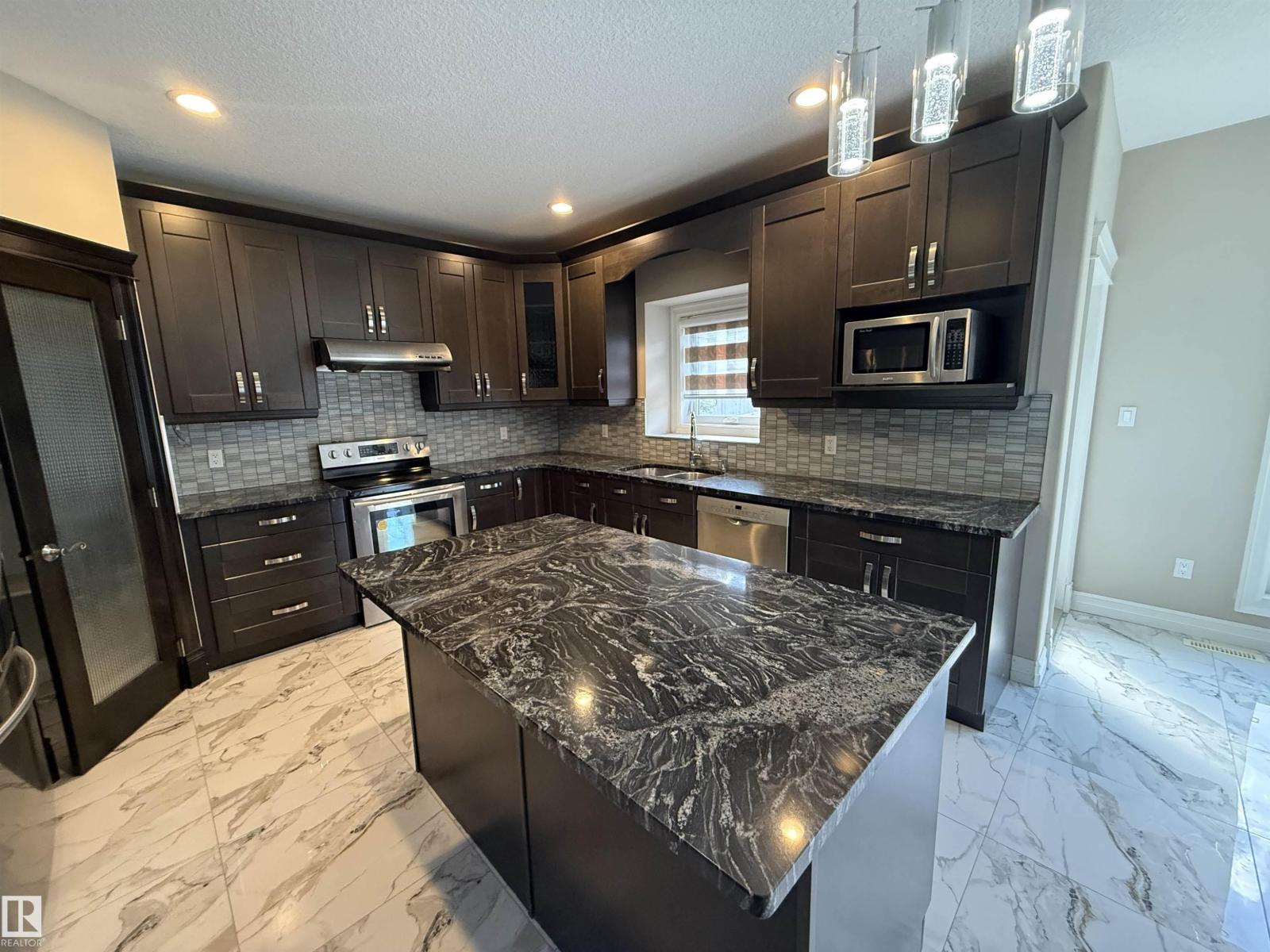 1721 ADAMSON CR SW