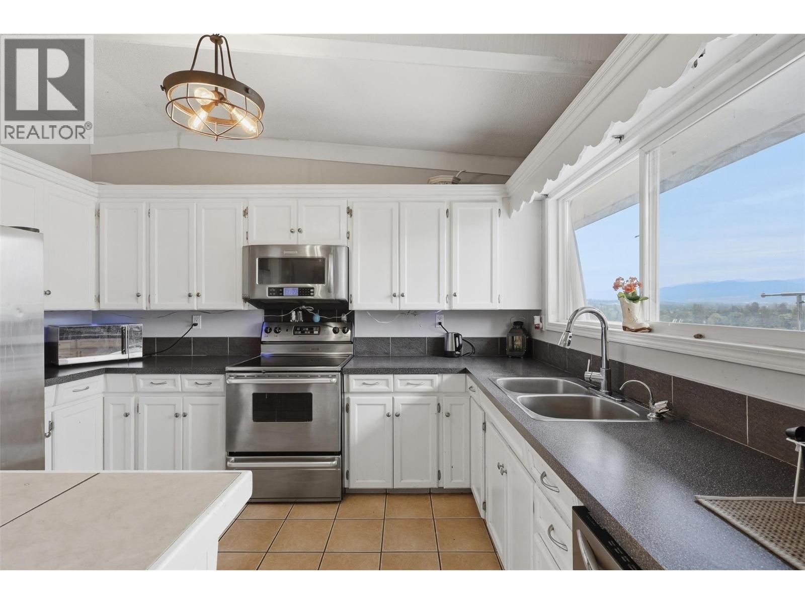4389 Karindale Road, Kamloops, British Columbia  V2B 8N1 - Photo 8 - 10401939