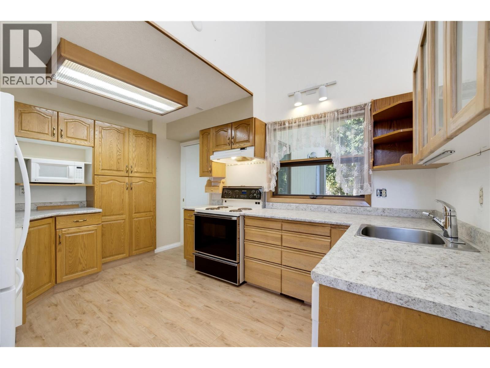 370 10 Avenue SE, Salmon Arm, British Columbia  V1E 2C3 - Photo 24 - 10401960