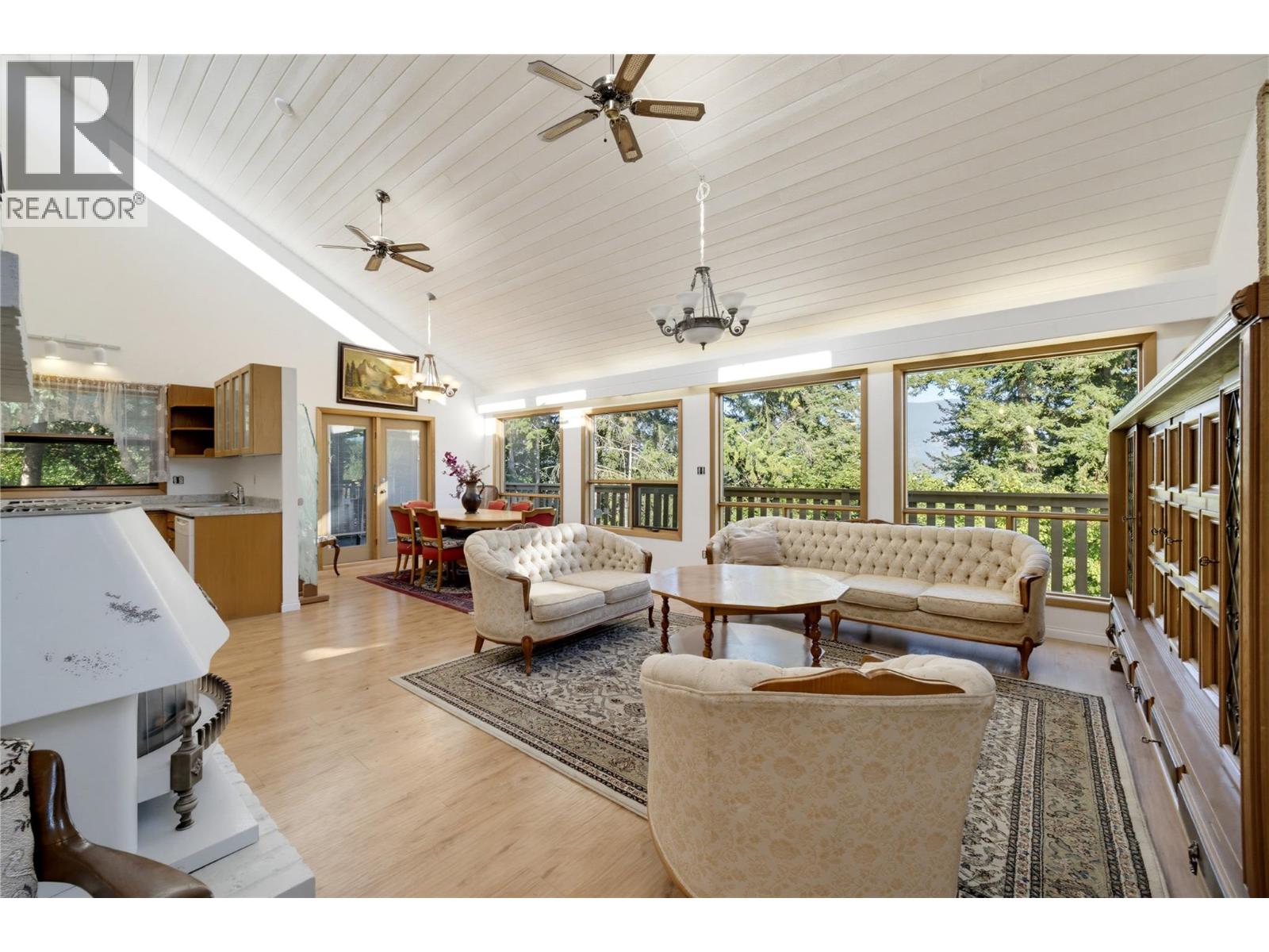 370 10 Avenue SE, Salmon Arm, British Columbia  V1E 2C3 - Photo 4 - 10401960