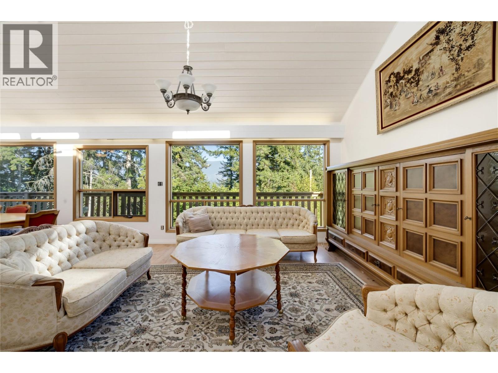 370 10 Avenue SE, Salmon Arm, British Columbia  V1E 2C3 - Photo 6 - 10401960