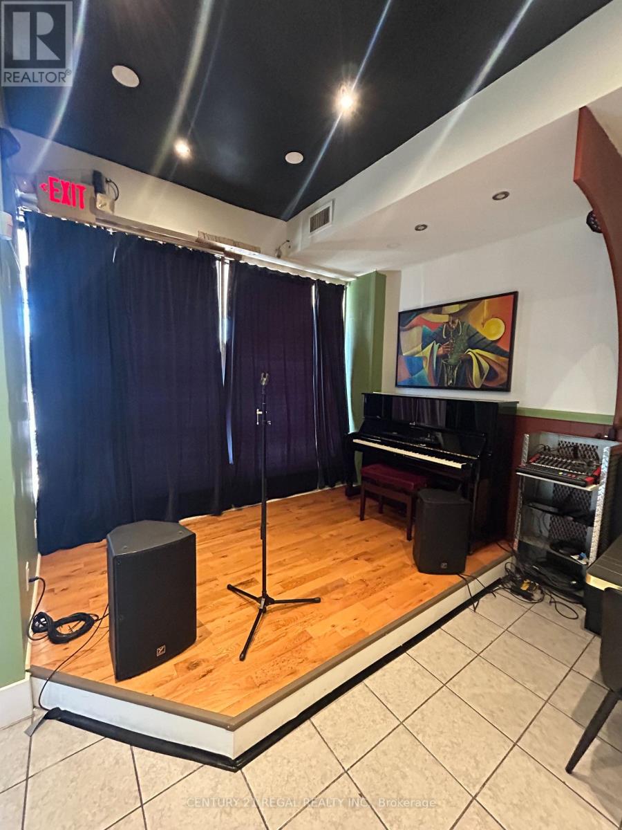 825 Runnymede Road, Toronto, Ontario M6N 3V8 - Photo 4 - W13770906