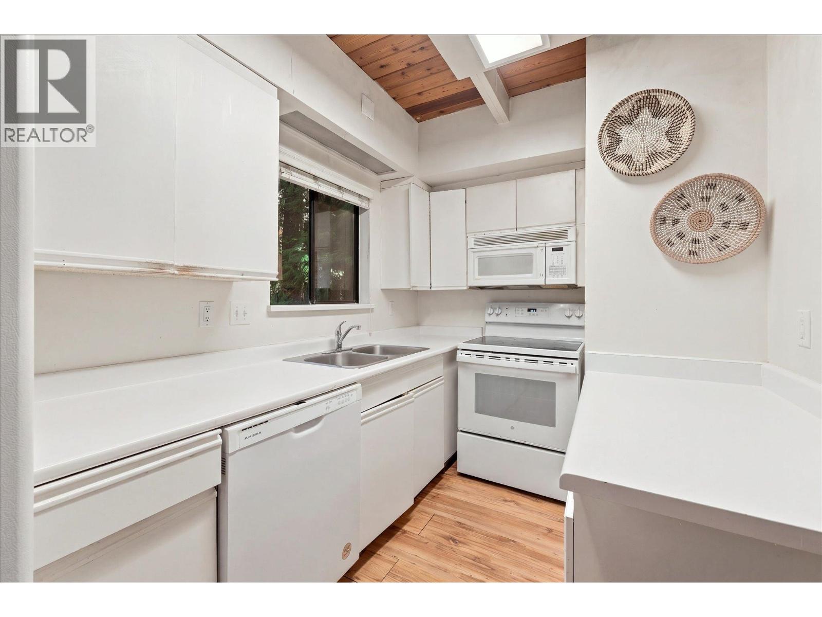 6533 Balsam Way, Whistler, British Columbia  V8E 0C5 - Photo 11 - R3169752