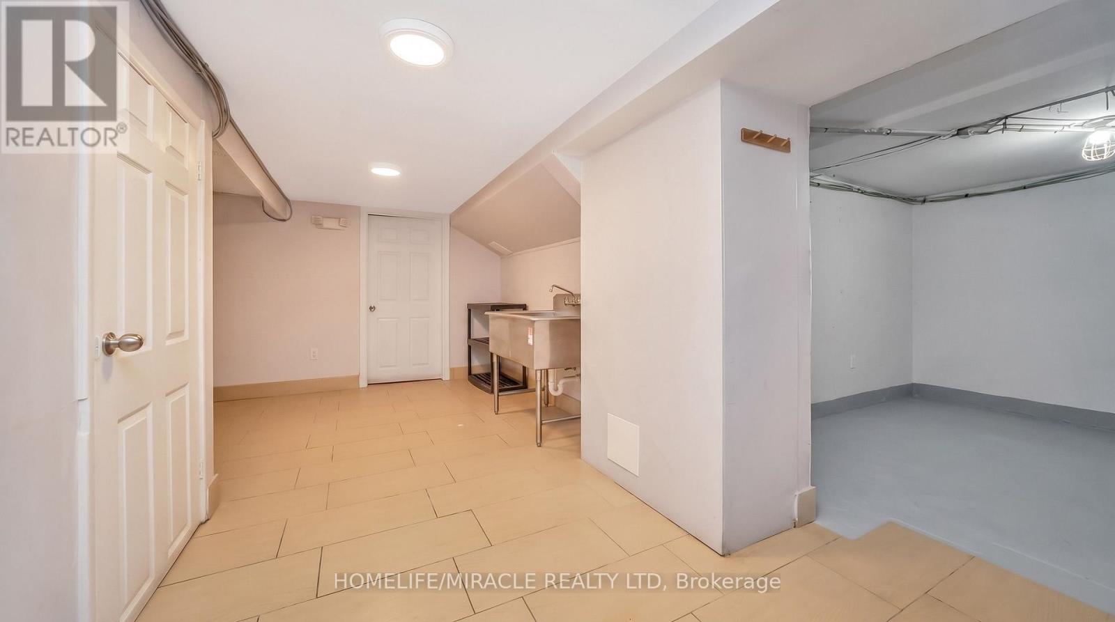 259 Lakeshore Road E, Mississauga, Ontario  L5G 1G8 - Photo 29 - W13830914