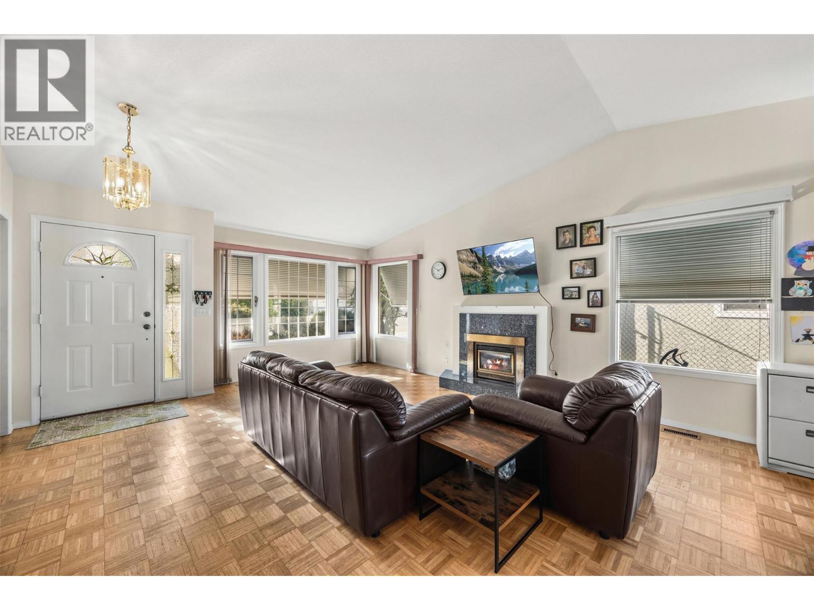 632 Southwind Drive, Kelowna, British Columbia  V1W 3G1 - Photo 4 - 10401449