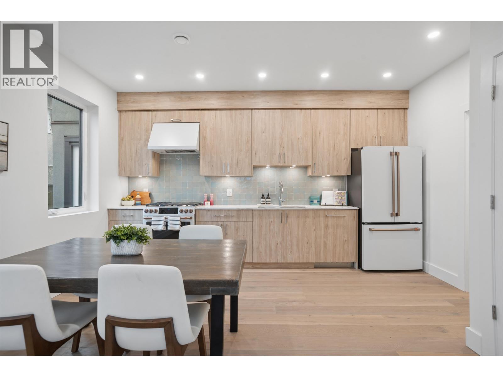 2 2339 PARKER STREET, Vancouver, British Columbia