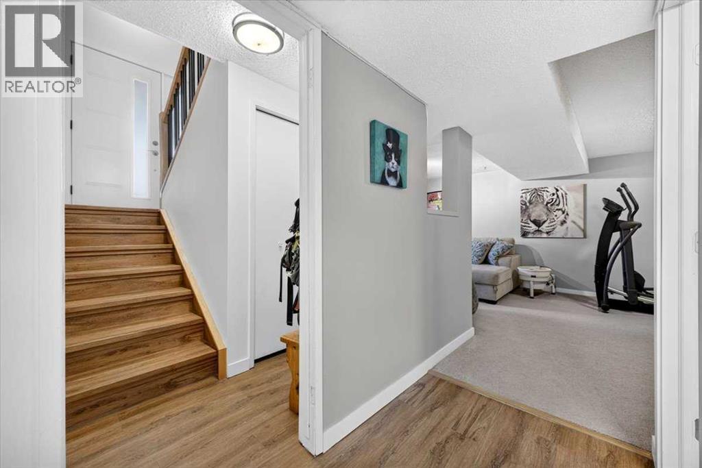 63 Beaconsfield Way NW, Calgary, Alberta  T3K 1W9 - Photo 30 - A2348175