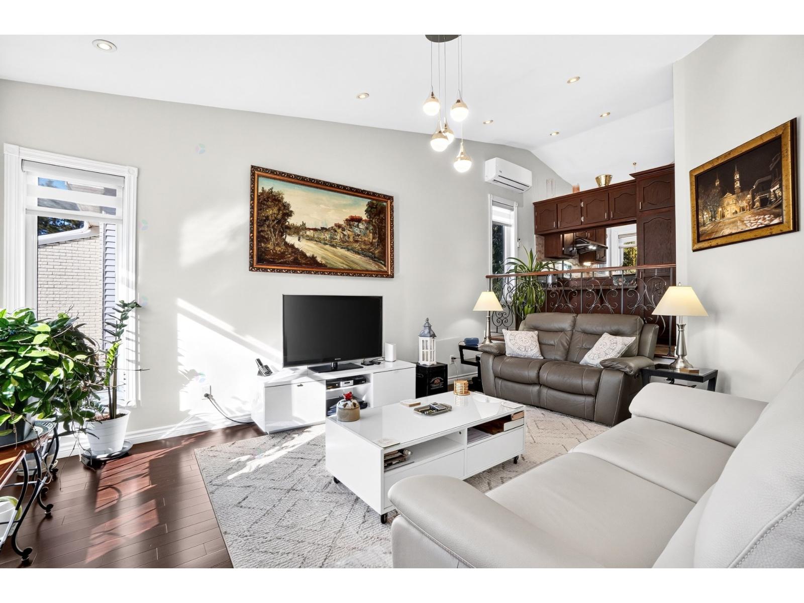 2135 Rue Mélisande Laval (Saint-François) Quebec Canada H7A3T2 3