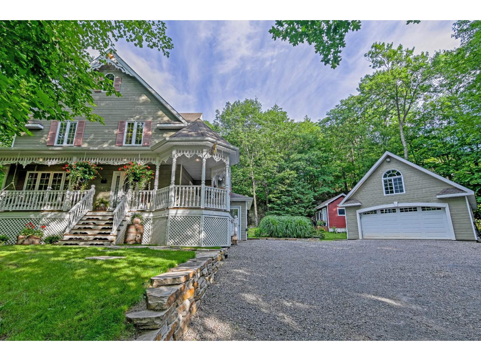 353 Rue de Val-des-Chênes Sainte-Sophie Quebec Canada J5J2M5 2