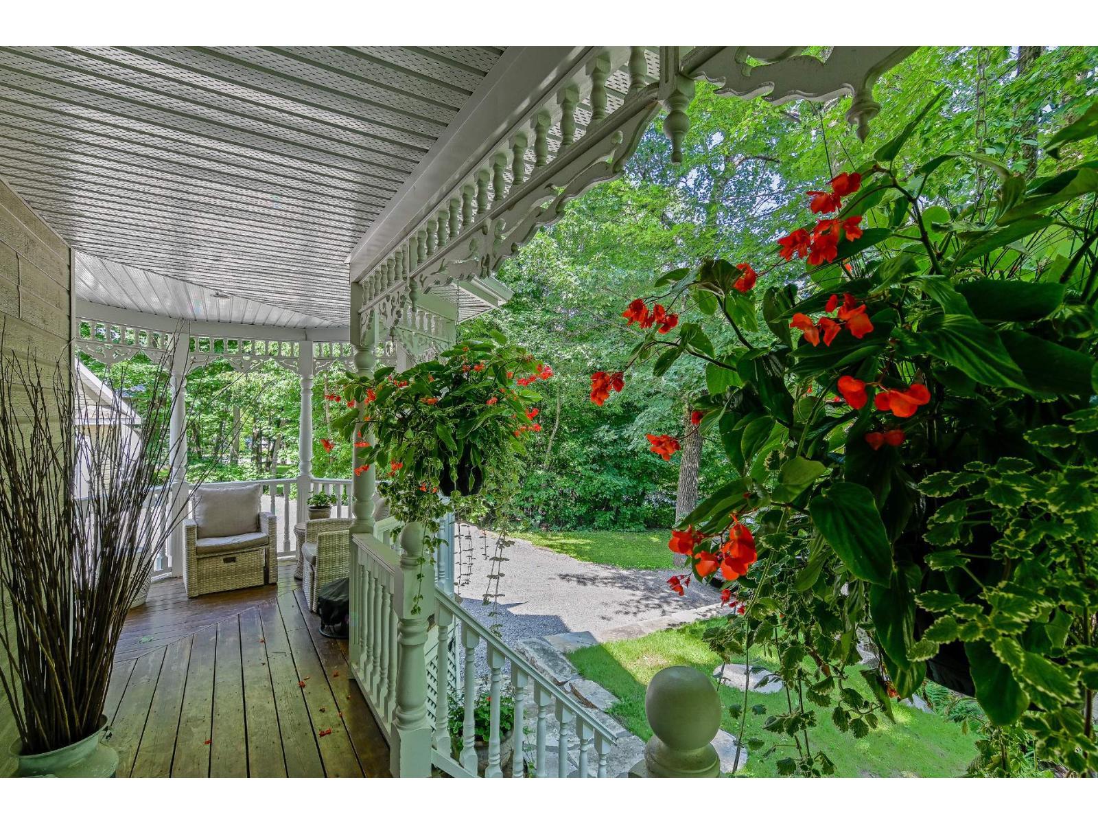 353 Rue de Val-des-Chênes Sainte-Sophie Quebec Canada J5J2M5 5