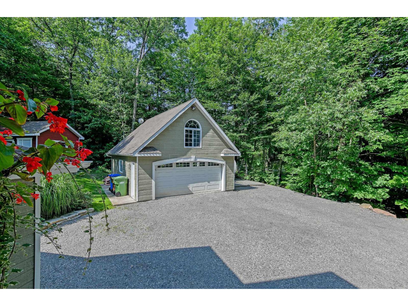 353 Rue de Val-des-Chênes Sainte-Sophie Quebec Canada J5J2M5 4