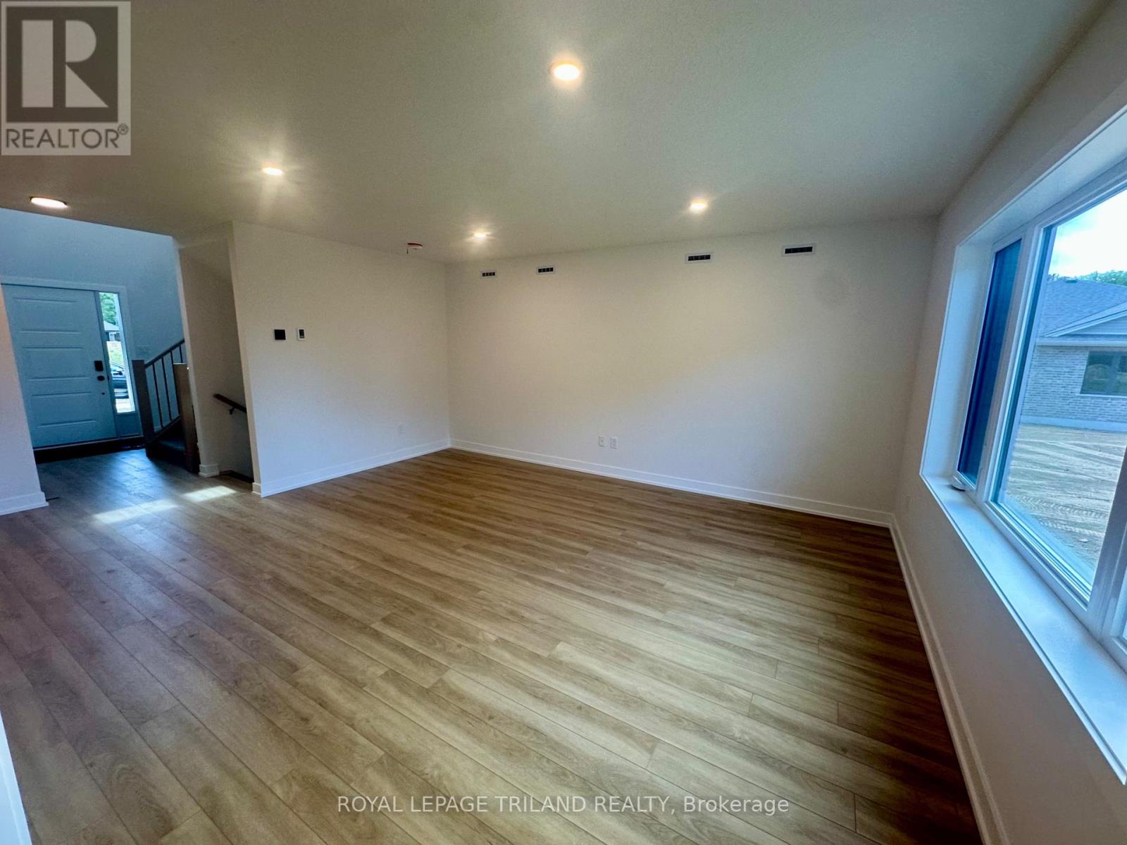 18 Hawks Gate, Central Elgin, Ontario  N5R 0R2 - Photo 5 - X13593762
