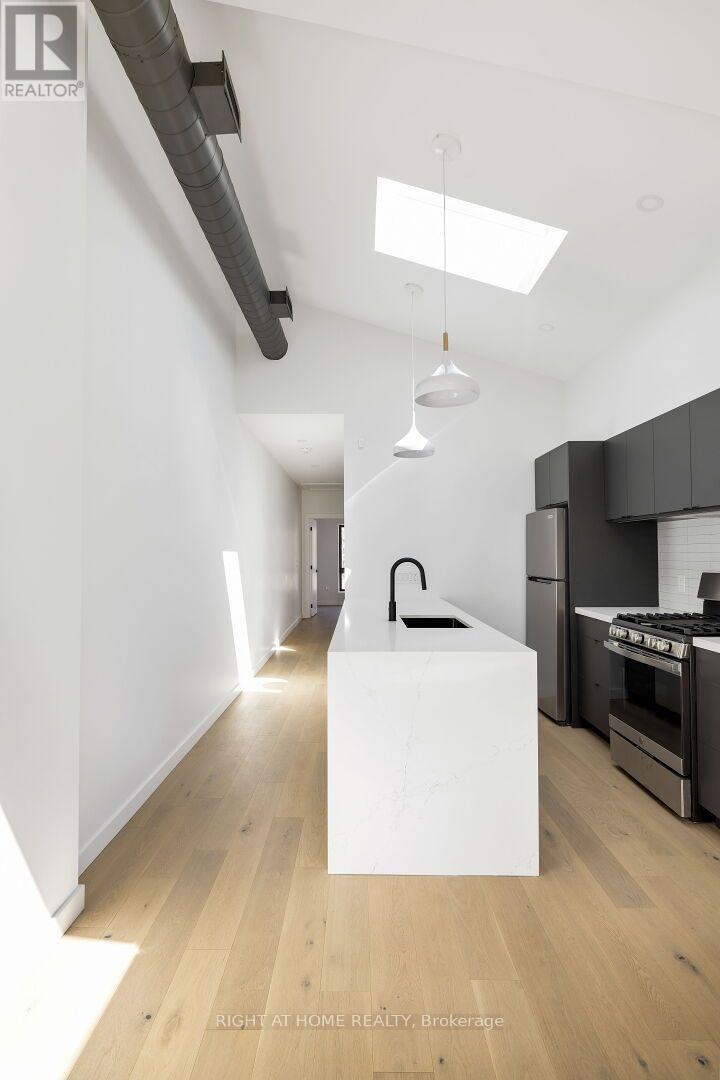 Upper - 86 Lansdowne Avenue, Toronto, Ontario  M6K 2V9 - Photo 11 - W13831222