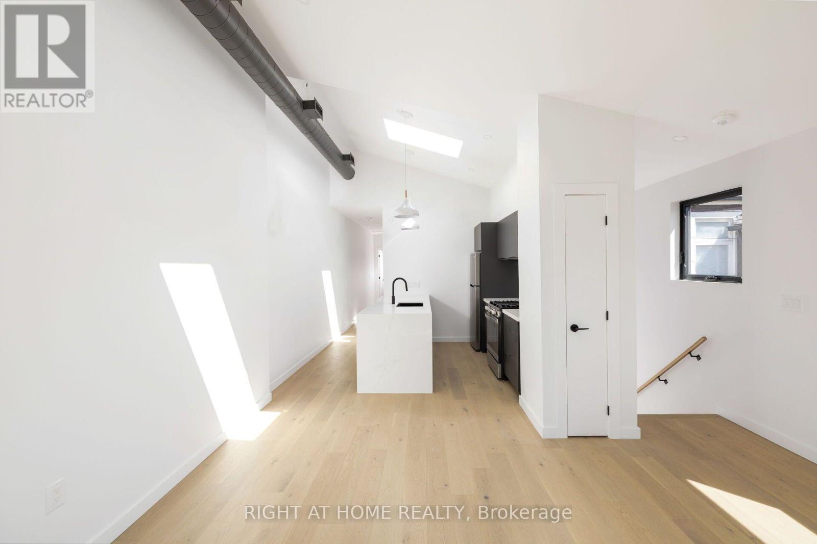 Upper - 86 Lansdowne Avenue, Toronto, Ontario  M6K 2V9 - Photo 5 - W13831222