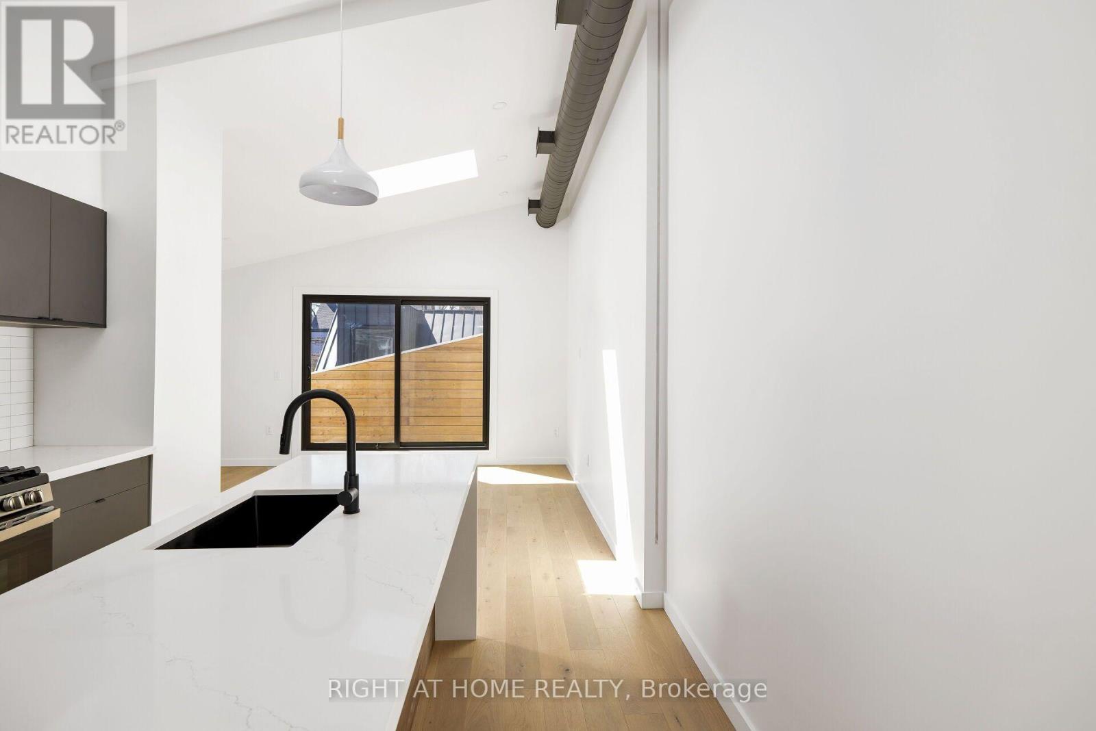 Upper - 86 Lansdowne Avenue, Toronto, Ontario  M6K 2V9 - Photo 6 - W13831222