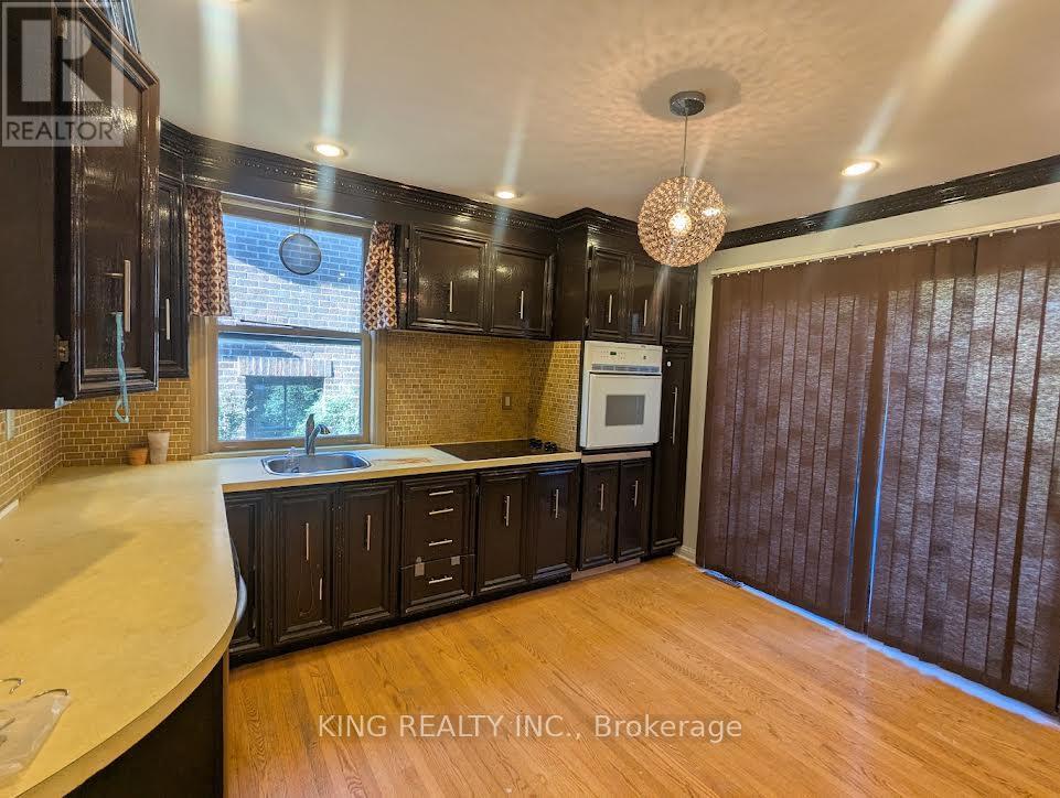 15 Roxaline Street, Toronto, Ontario  M9P 2Y6 - Photo 4 - W13831250