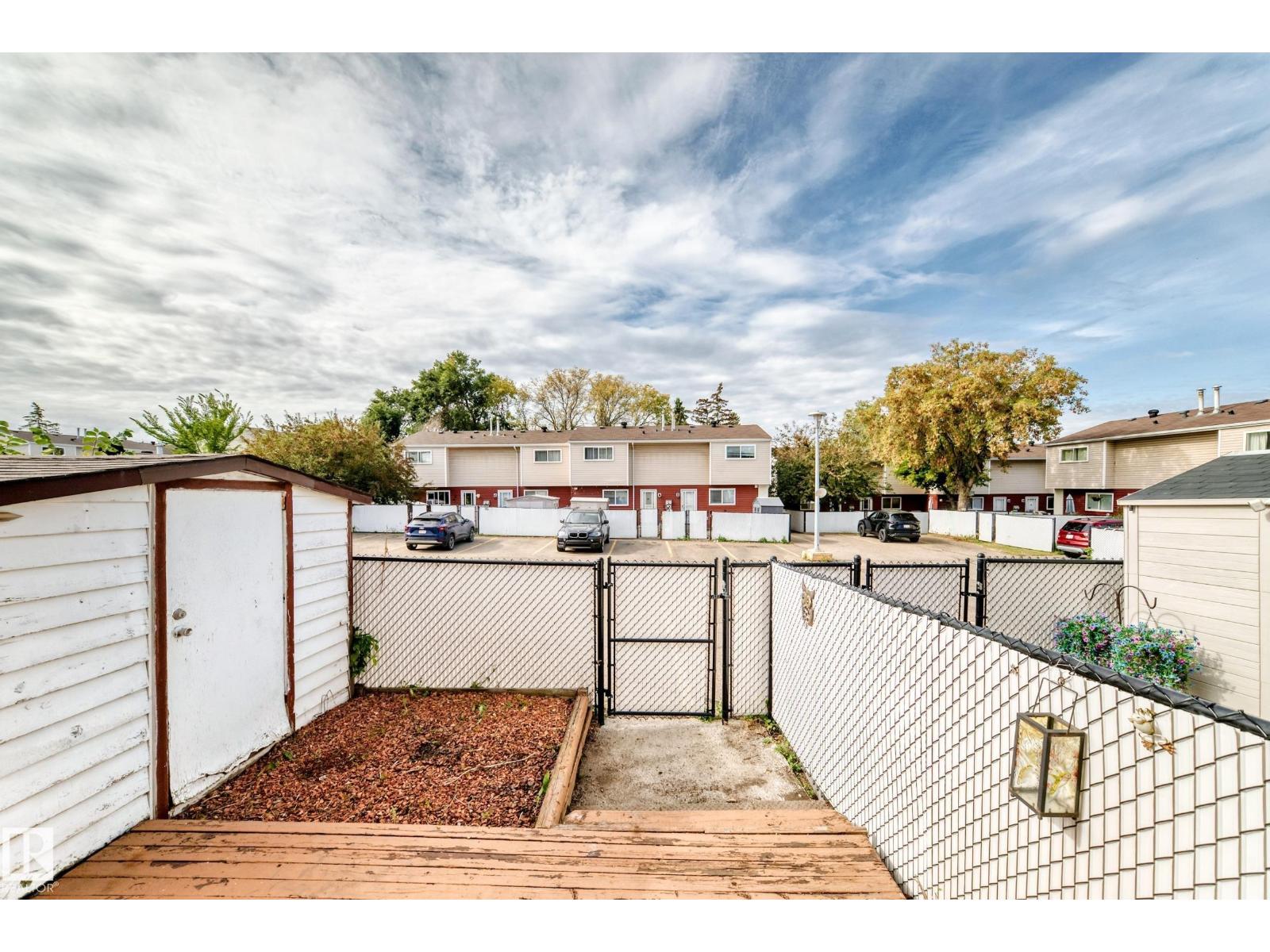 44 HABITAT CR NW