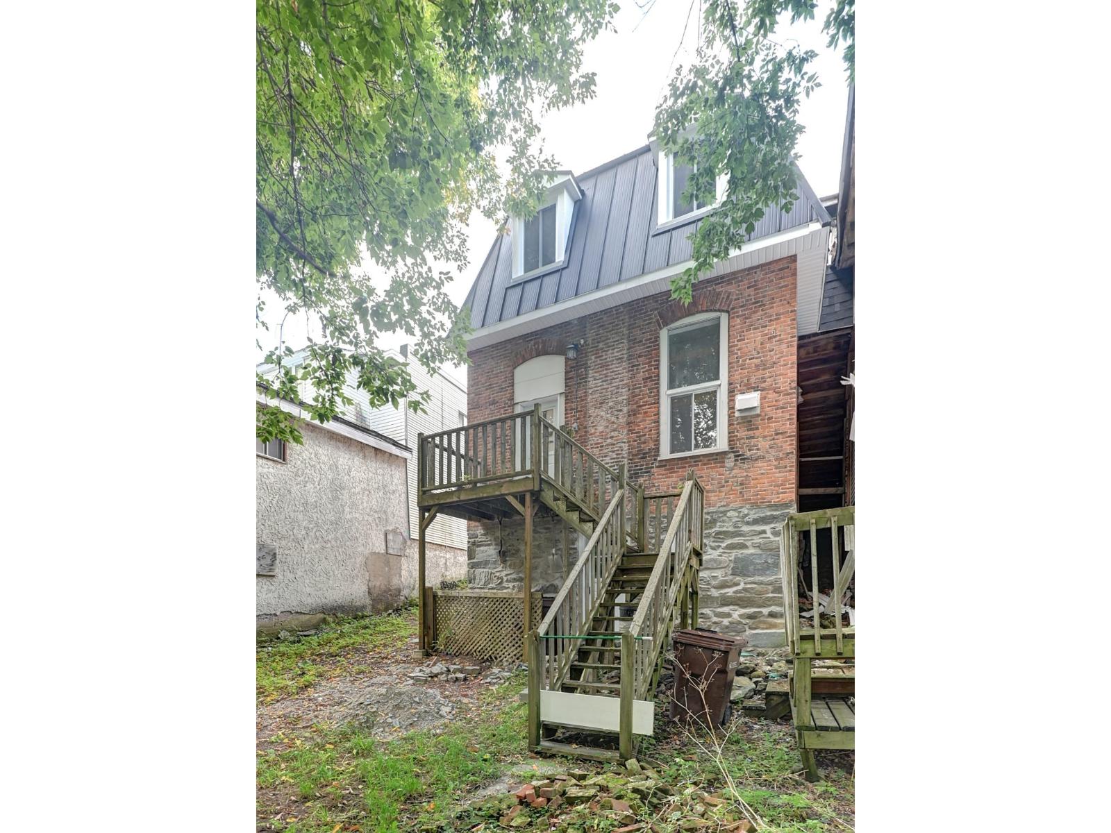 5700-5702 Rue Foster Waterloo Quebec Canada J0E2N0 3