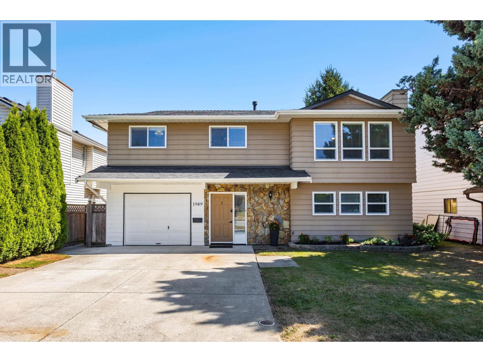 1949 Taylor Street, Port Coquitlam, British Columbia  V3C 4M1 - Photo 2 - R3159451