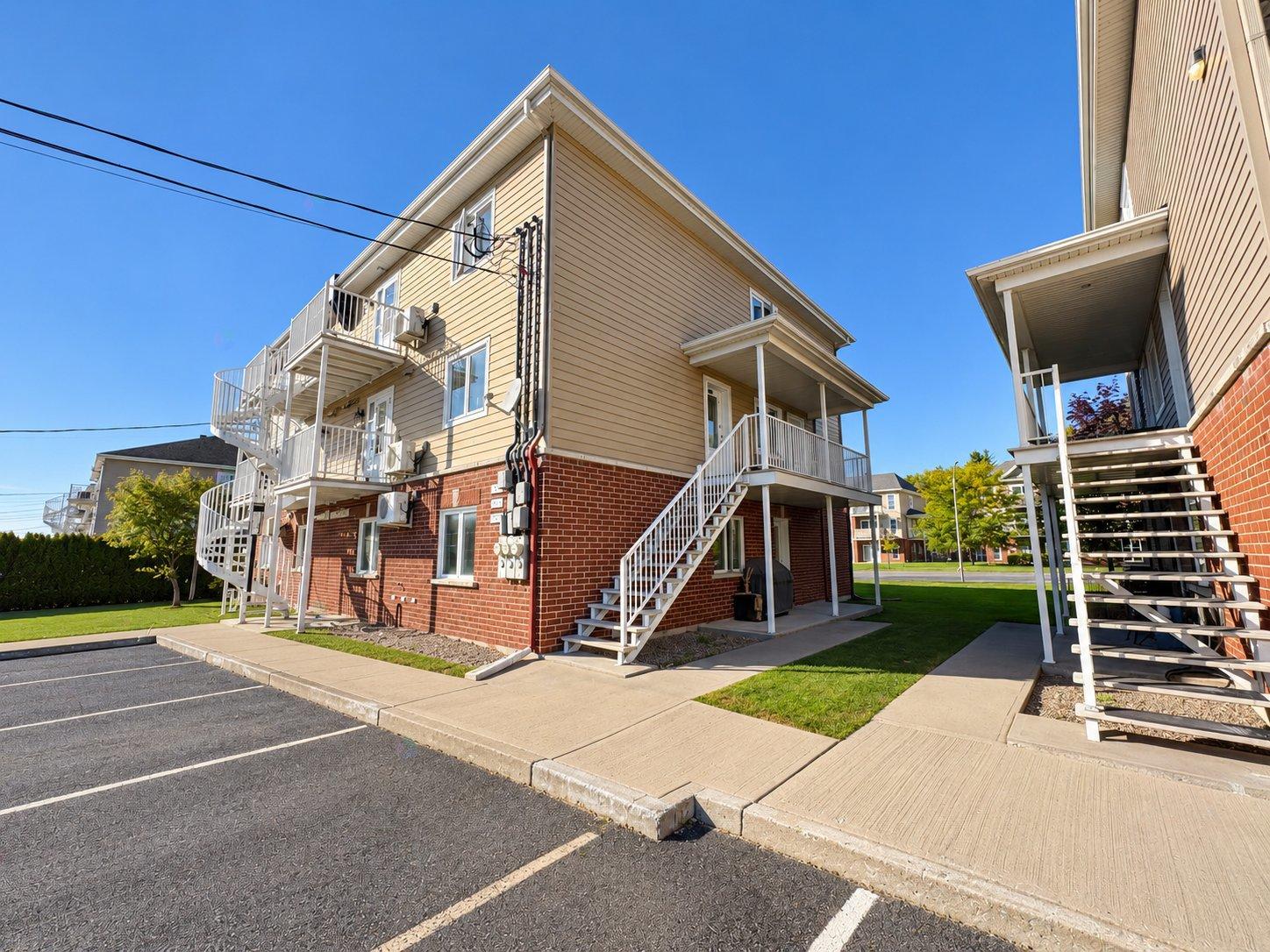8231-8235 Boul. Casavant O. Saint-Hyacinthe Quebec Canada J2S0H8 3