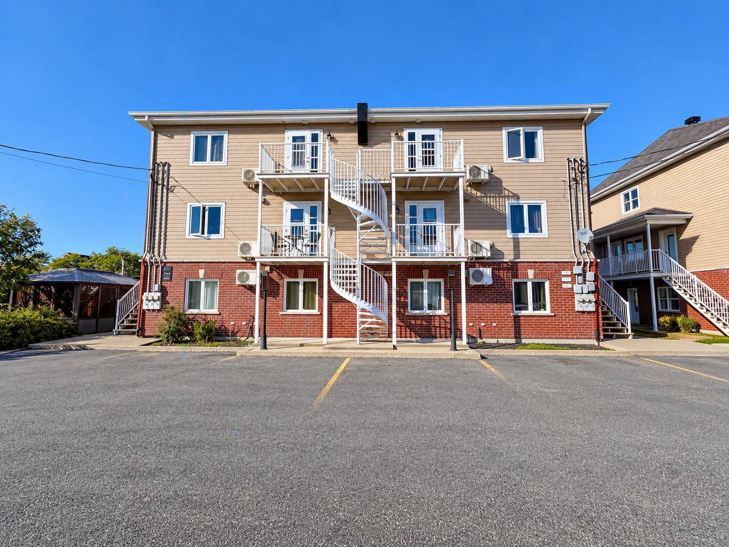8231-8235 Boul. Casavant O. Saint-Hyacinthe Quebec Canada J2S0H8 4