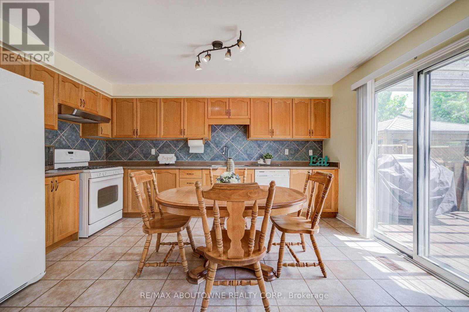 5128 Falconcrest Drive, Burlington, Ontario  L7L 6K4 - Photo 16 - W13831374