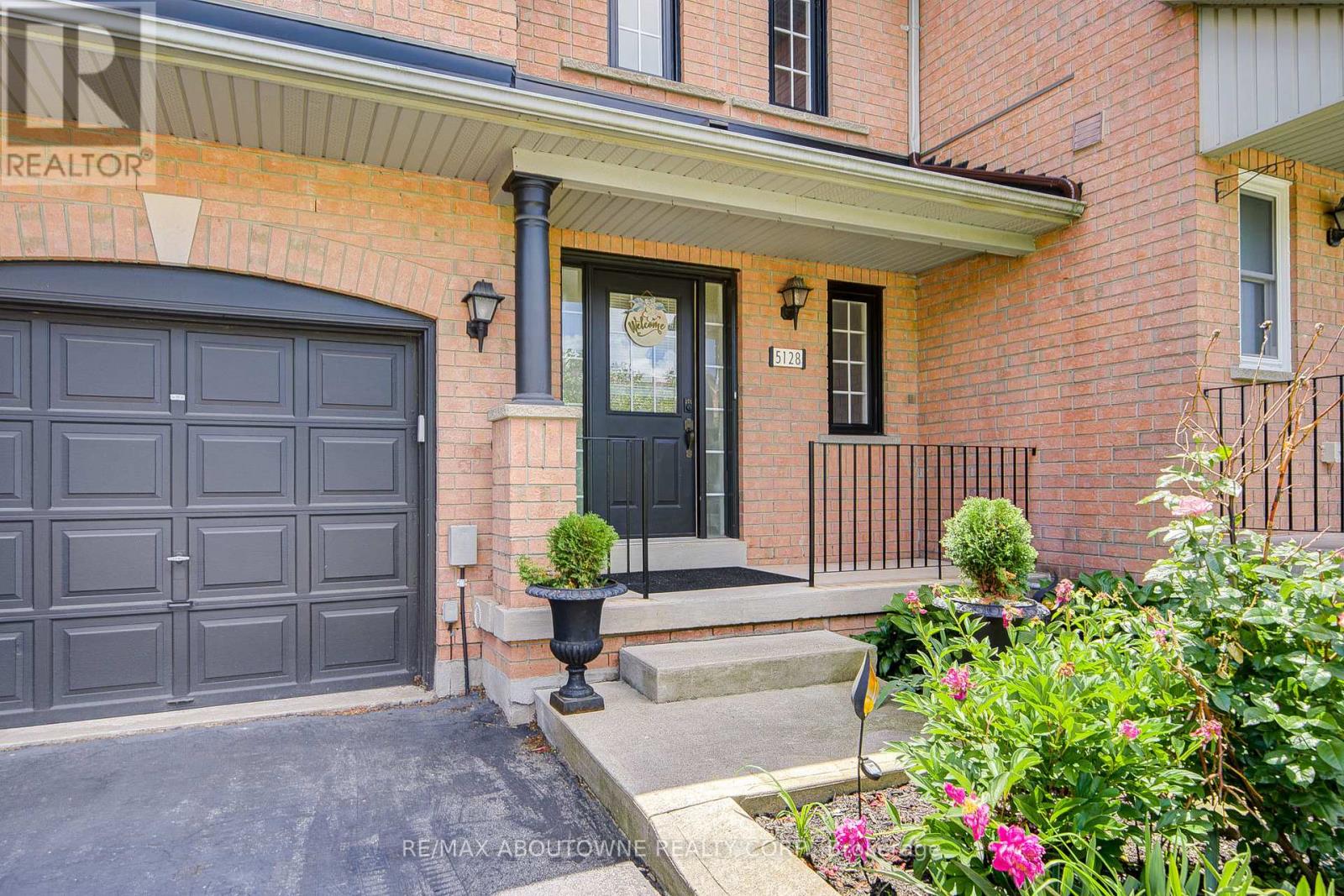 5128 Falconcrest Drive, Burlington, Ontario  L7L 6K4 - Photo 2 - W13831374