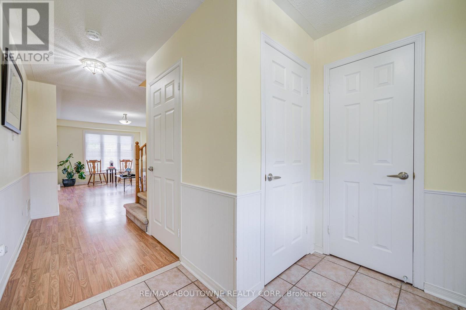 5128 Falconcrest Drive, Burlington, Ontario  L7L 6K4 - Photo 5 - W13831374