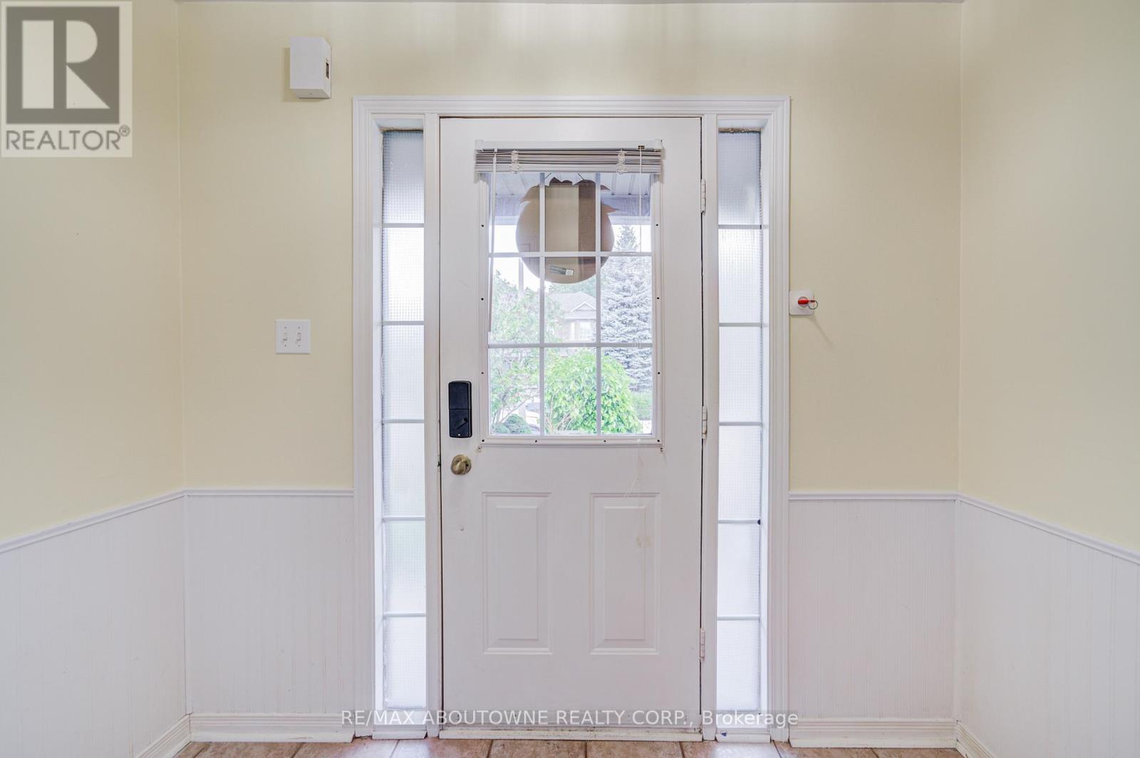 5128 Falconcrest Drive, Burlington, Ontario  L7L 6K4 - Photo 6 - W13831374
