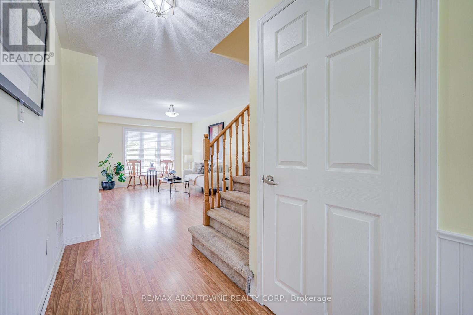 5128 Falconcrest Drive, Burlington, Ontario  L7L 6K4 - Photo 8 - W13831374