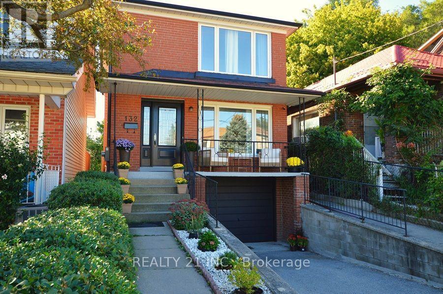 132 HARDING BOULEVARD, Toronto, Ontario