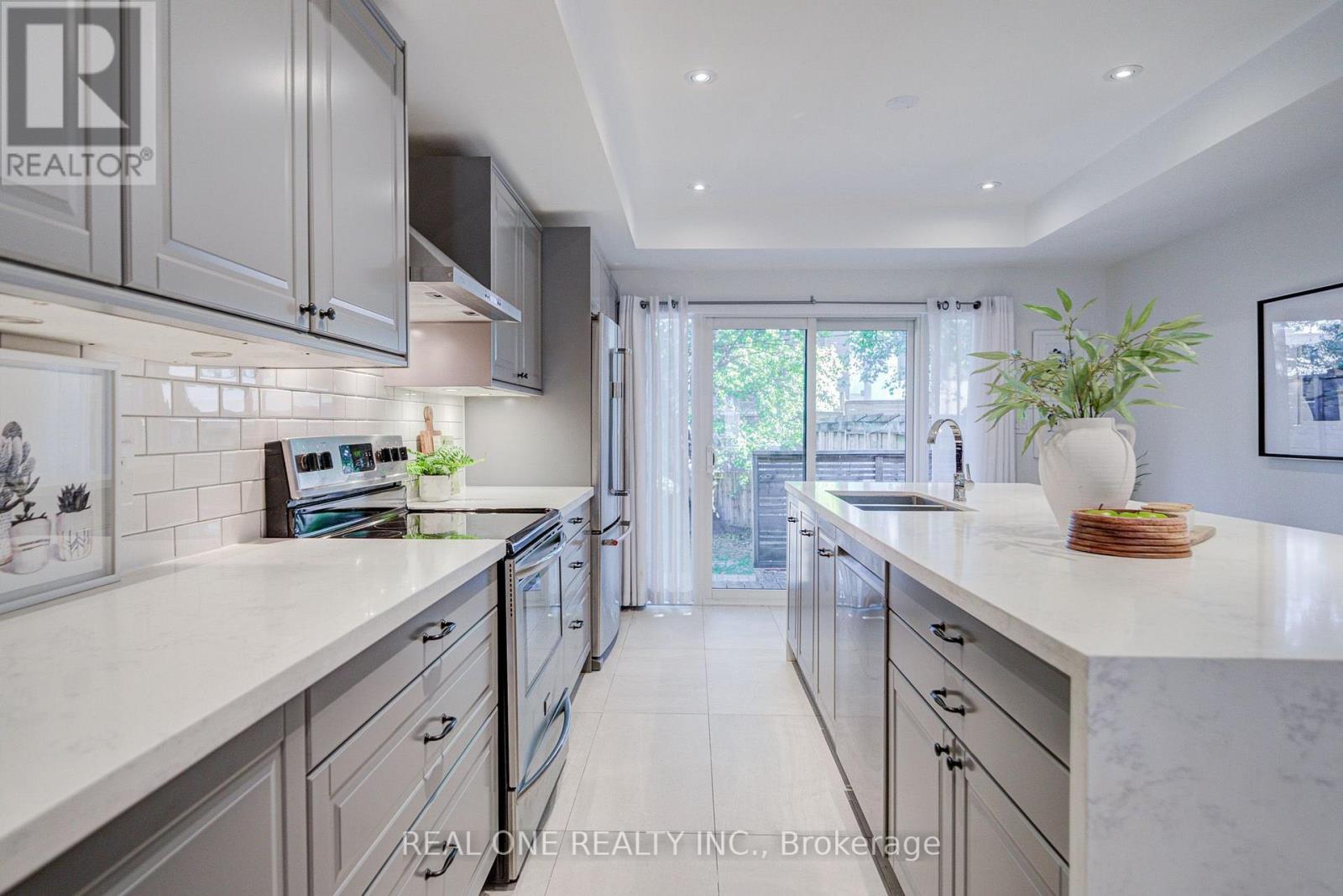 19 Battenberg Avenue, Toronto, Ontario M4L 1J7 - Photo 13 - E13831404