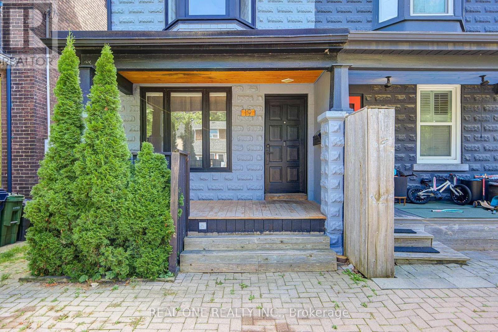 19 Battenberg Avenue, Toronto, Ontario M4L 1J7 - Photo 3 - E13831404