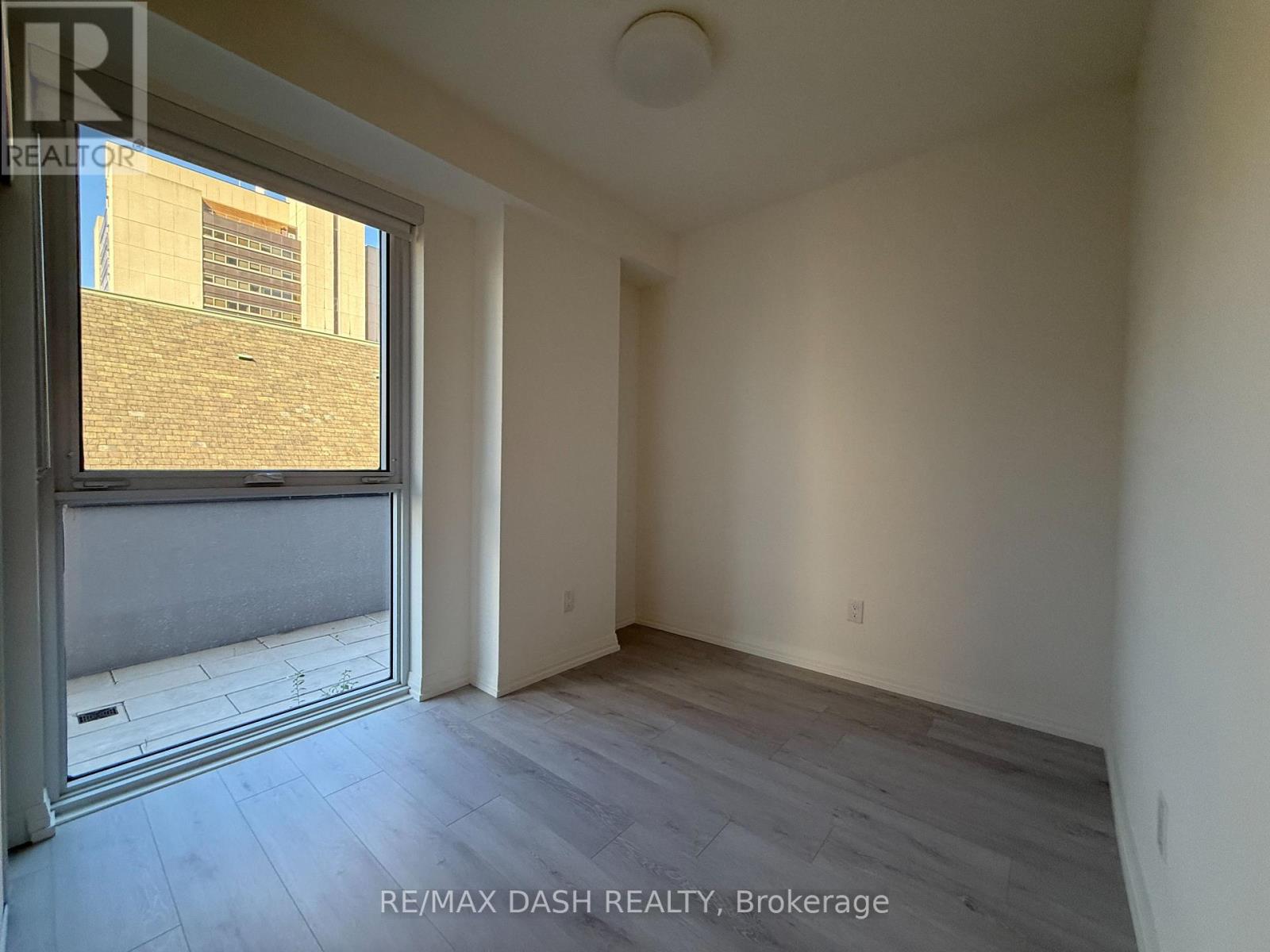 512 - 280 DUNDAS STREET W
