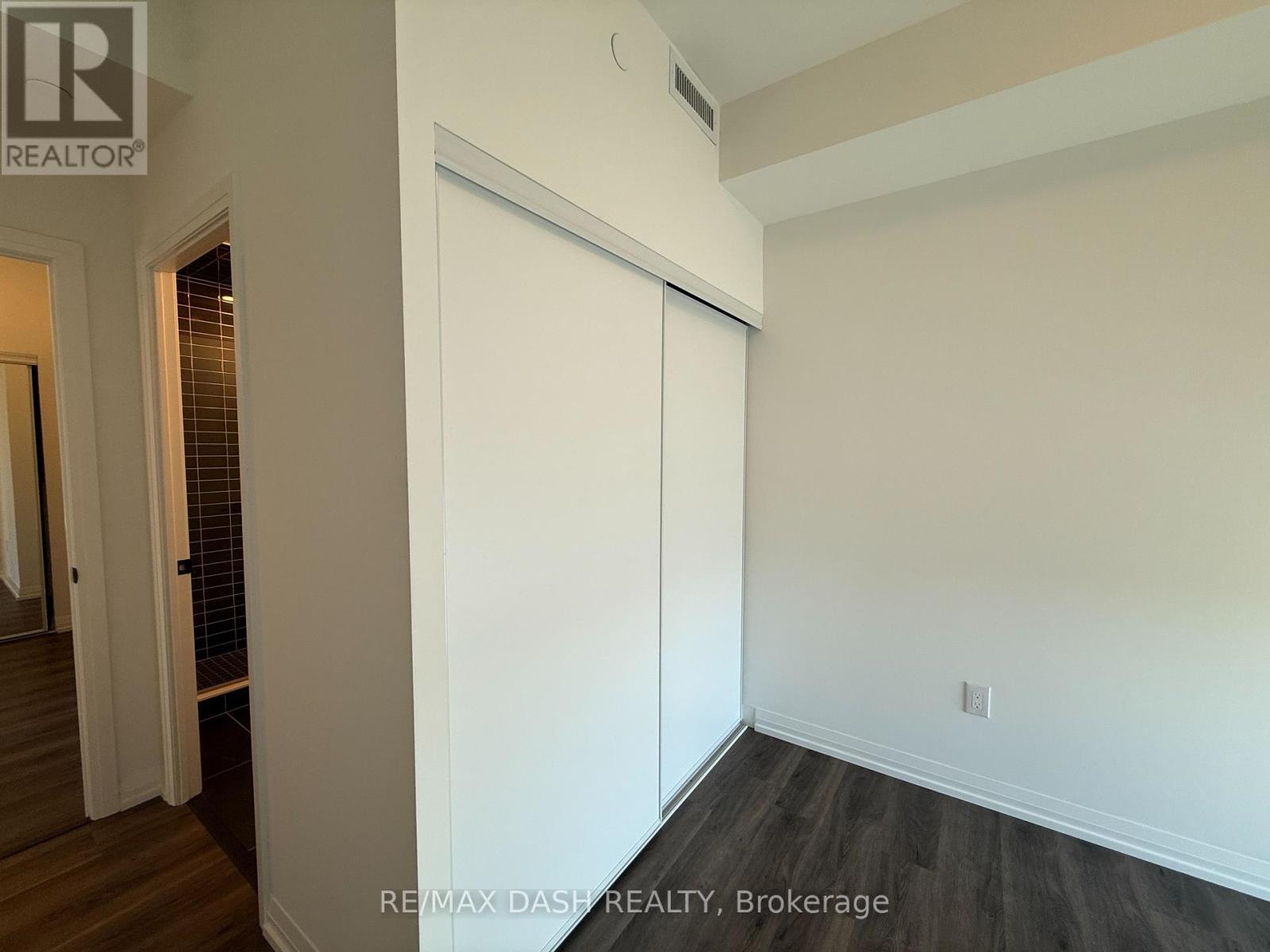 811 - 280 DUNDAS STREET W