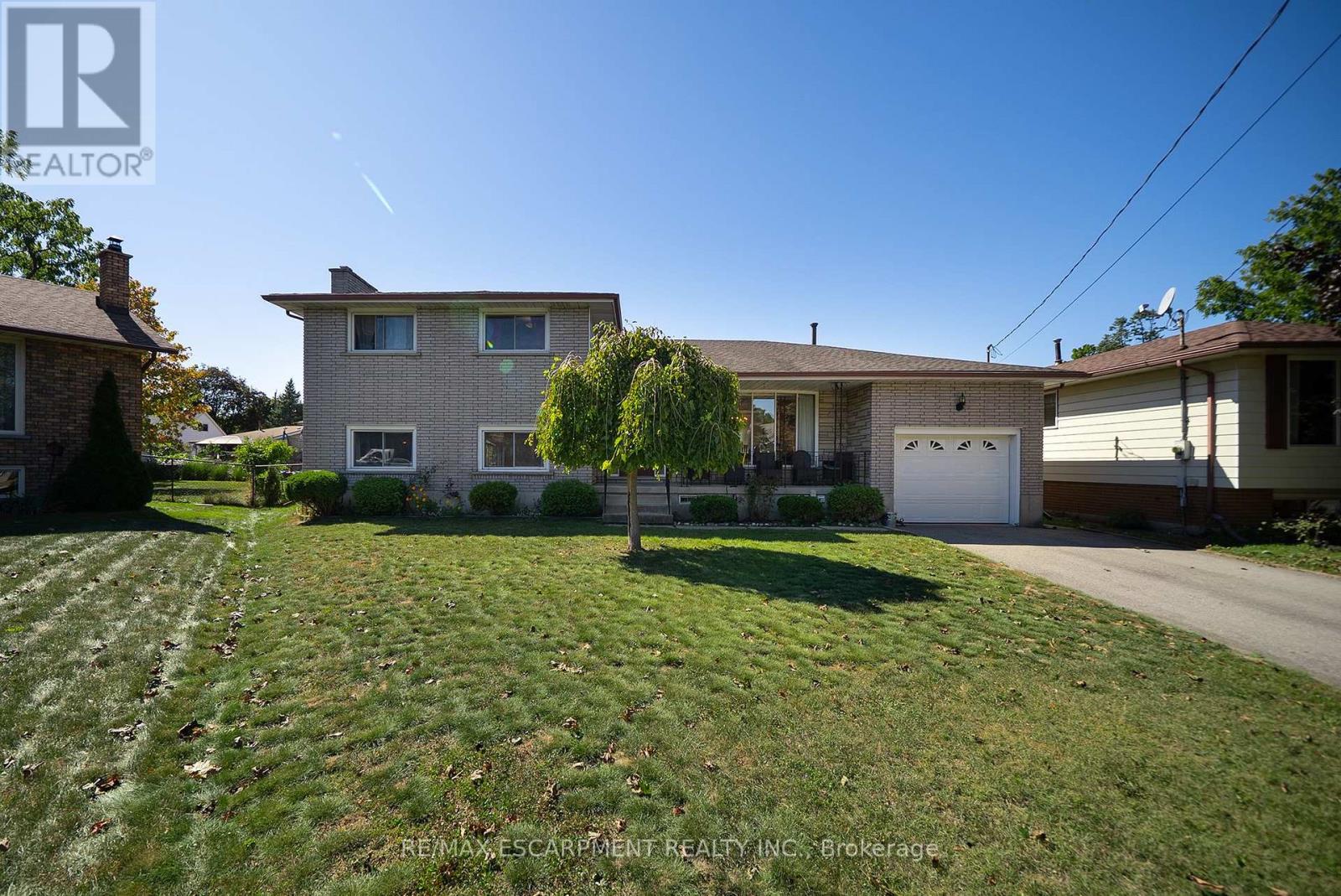32 AVONDALE CRESCENT, Brantford, Ontario