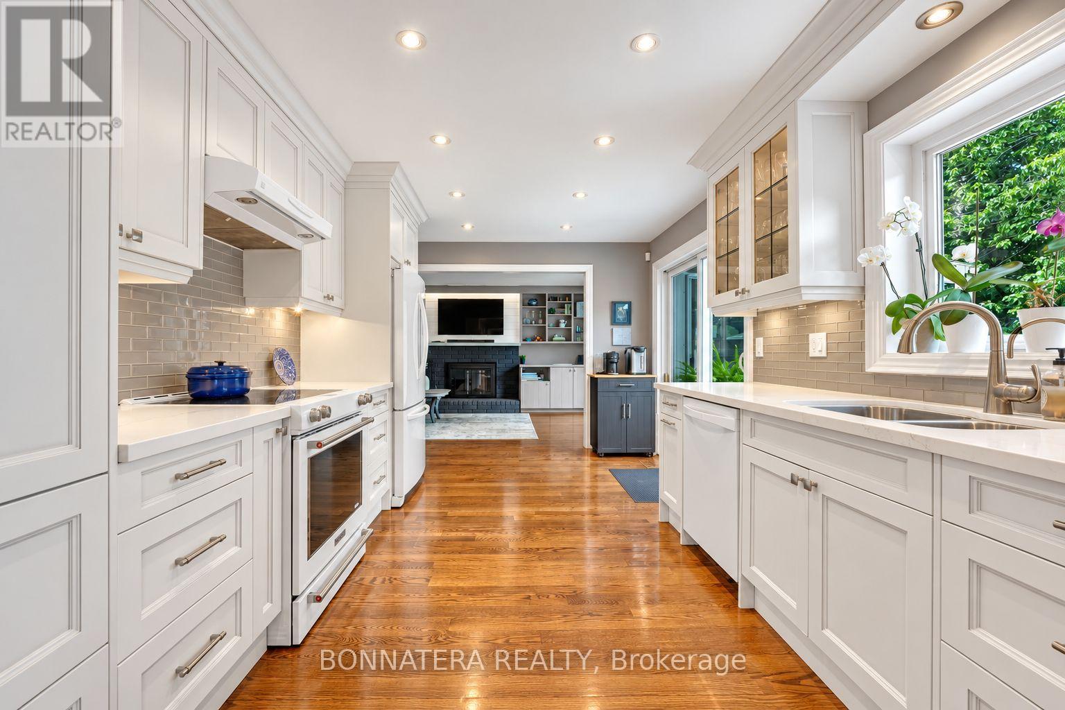 1409 Holly Court, Oakville, Ontario  L6H 3H4 - Photo 9 - W13831628
