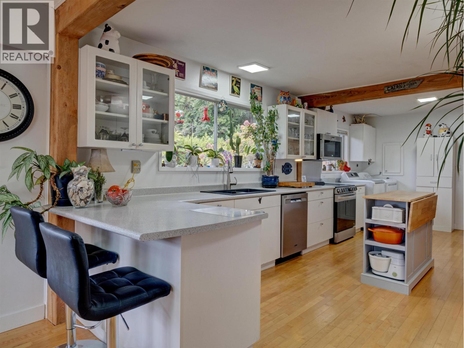 5206 Radcliffe Road, Sechelt, British Columbia  V7Z 0C1 - Photo 2 - R3169841