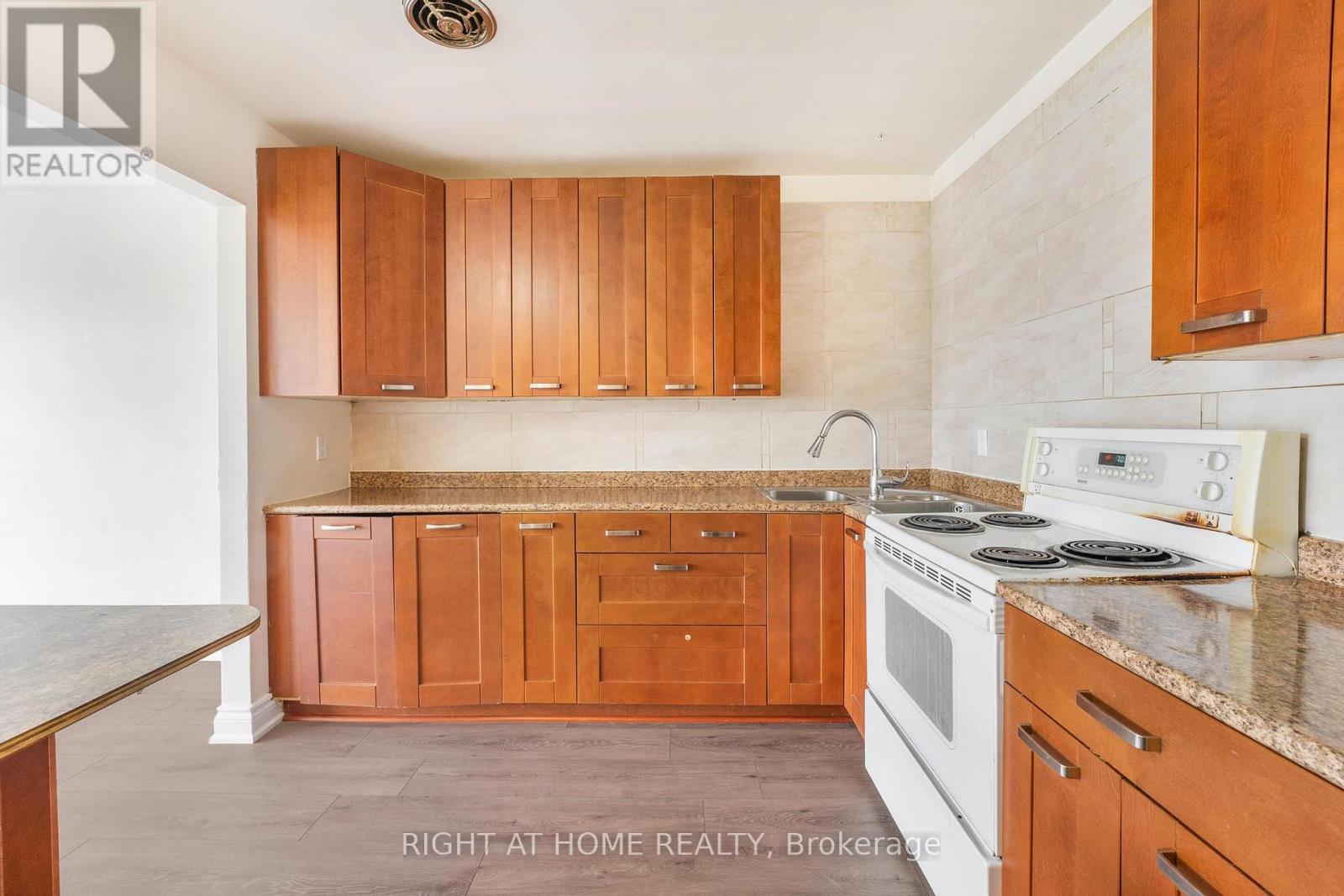 1698a Eglinton Avenue W, Toronto, Ontario  M6E 2H5 - Photo 9 - W13831942