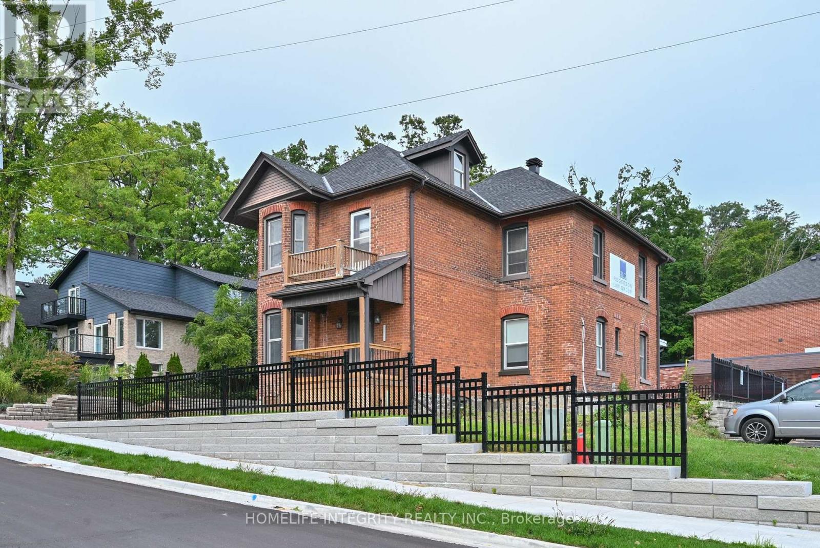 25 BERCZY STREET, Barrie, Ontario